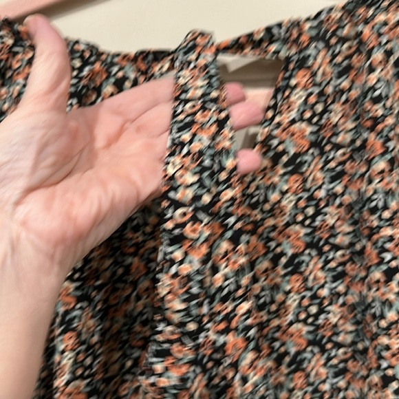 Lauren Conrad floral blouse with tie back. - Picture 4 of 4